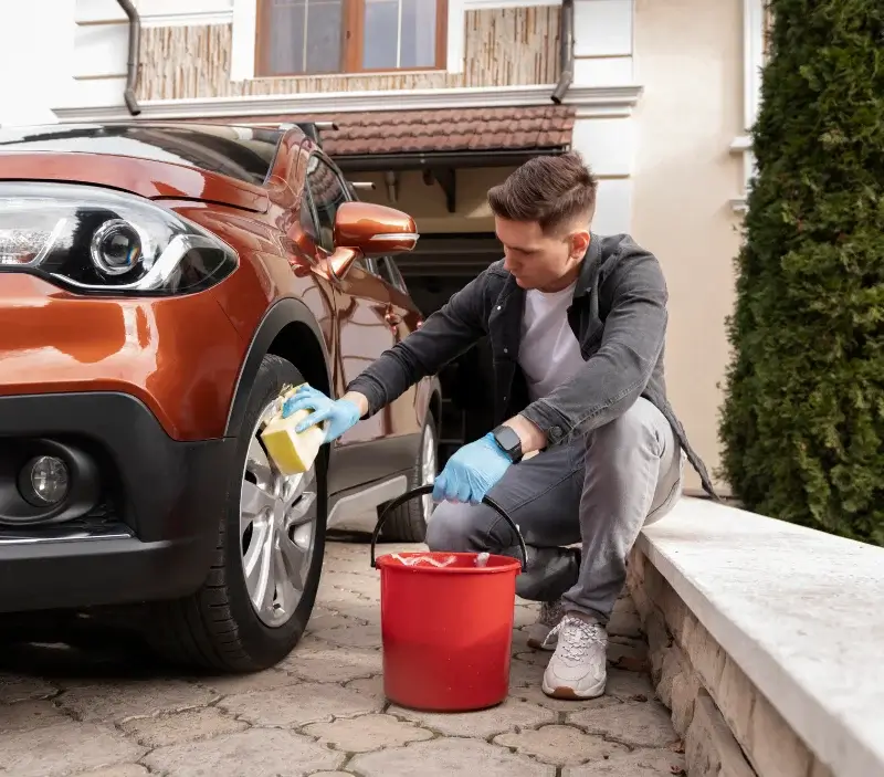 Lavage auto à domicile Ammerschwihr : professionnel intervenant sur un véhicule